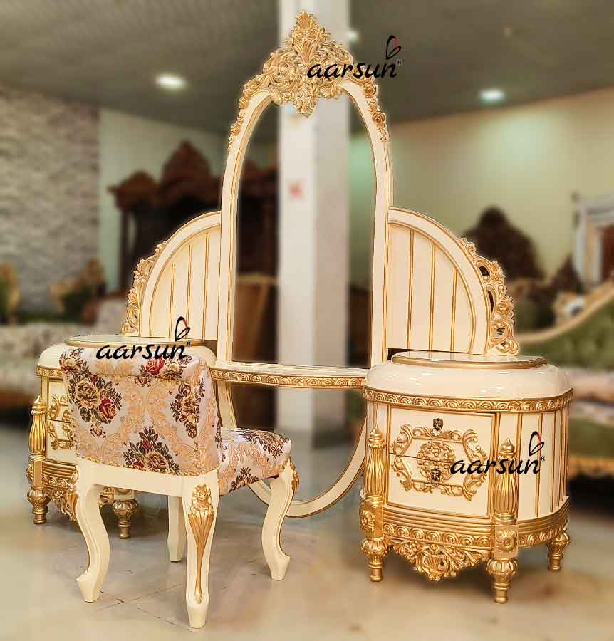 गोल्ड हाइलाइटिंग वाला सुंदर लकड़ी का ड्रेसर