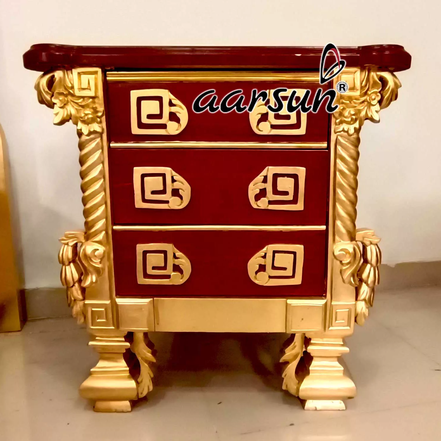 रॉयल बेडसाइड टेबल